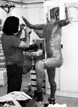 Serzo en el taller 2 B N min